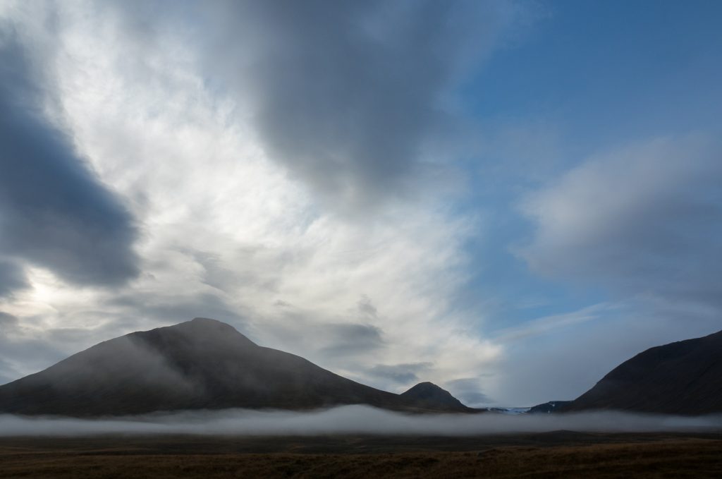Tiefhängende Wolken über dem Norden Islands